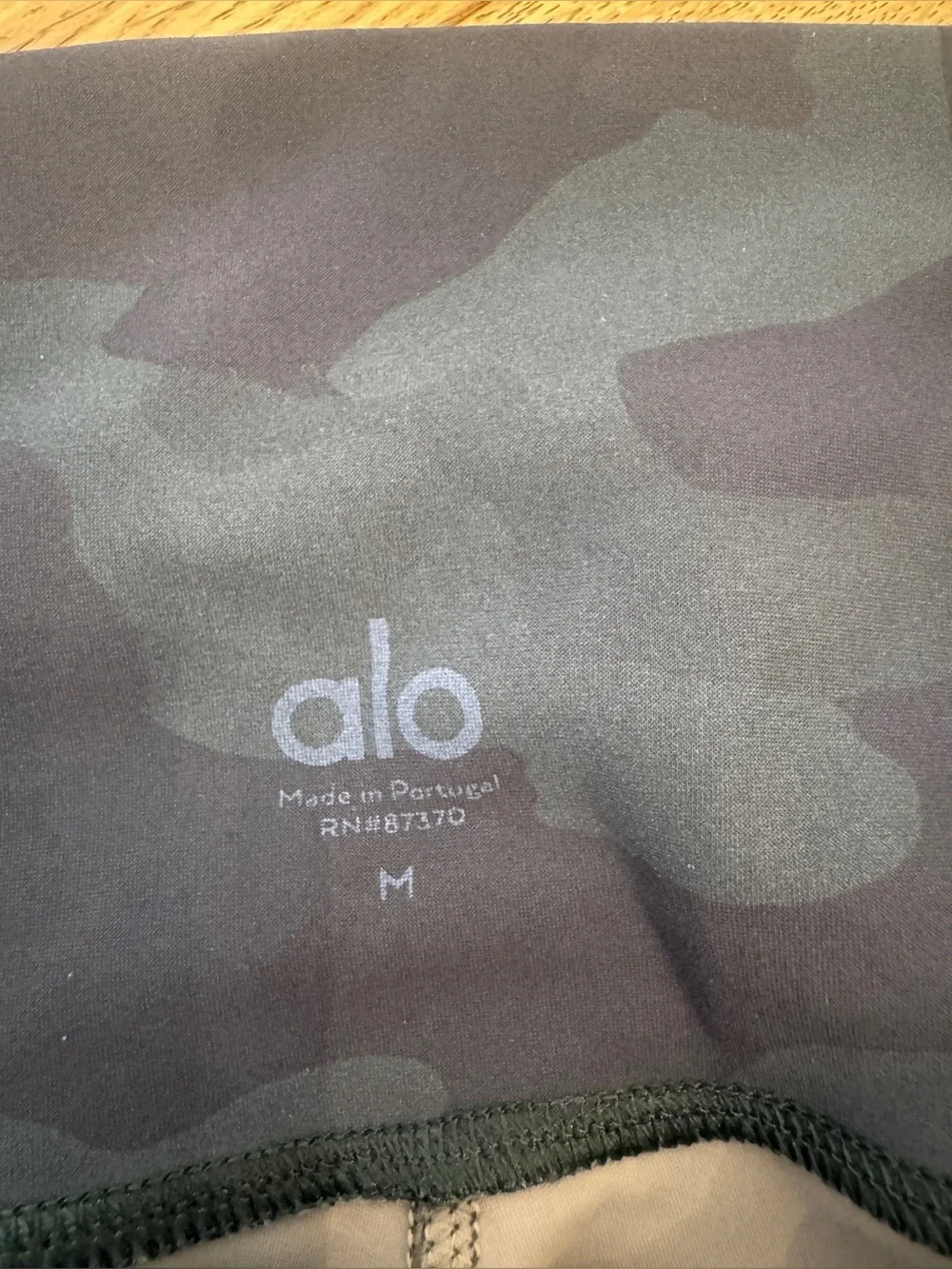 Alo High-Waist Camo Vapor Legging. Size M